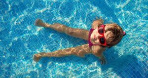 how kids swim lessons benefit the brain