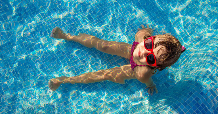 how kids swim lessons benefit the brain